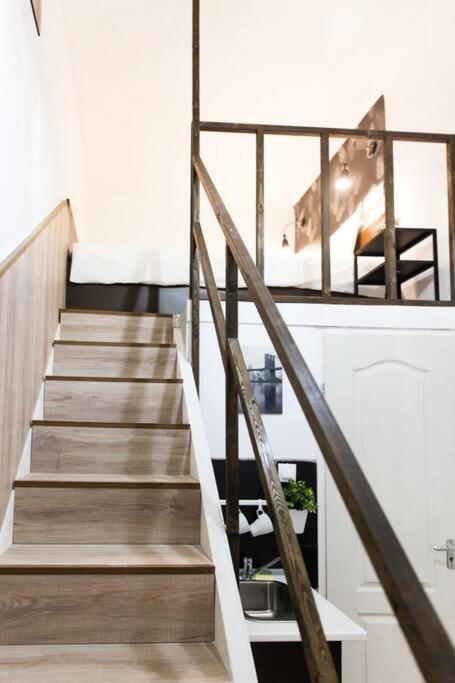 Central Budget Lofts Apartment Budapest Bagian luar foto